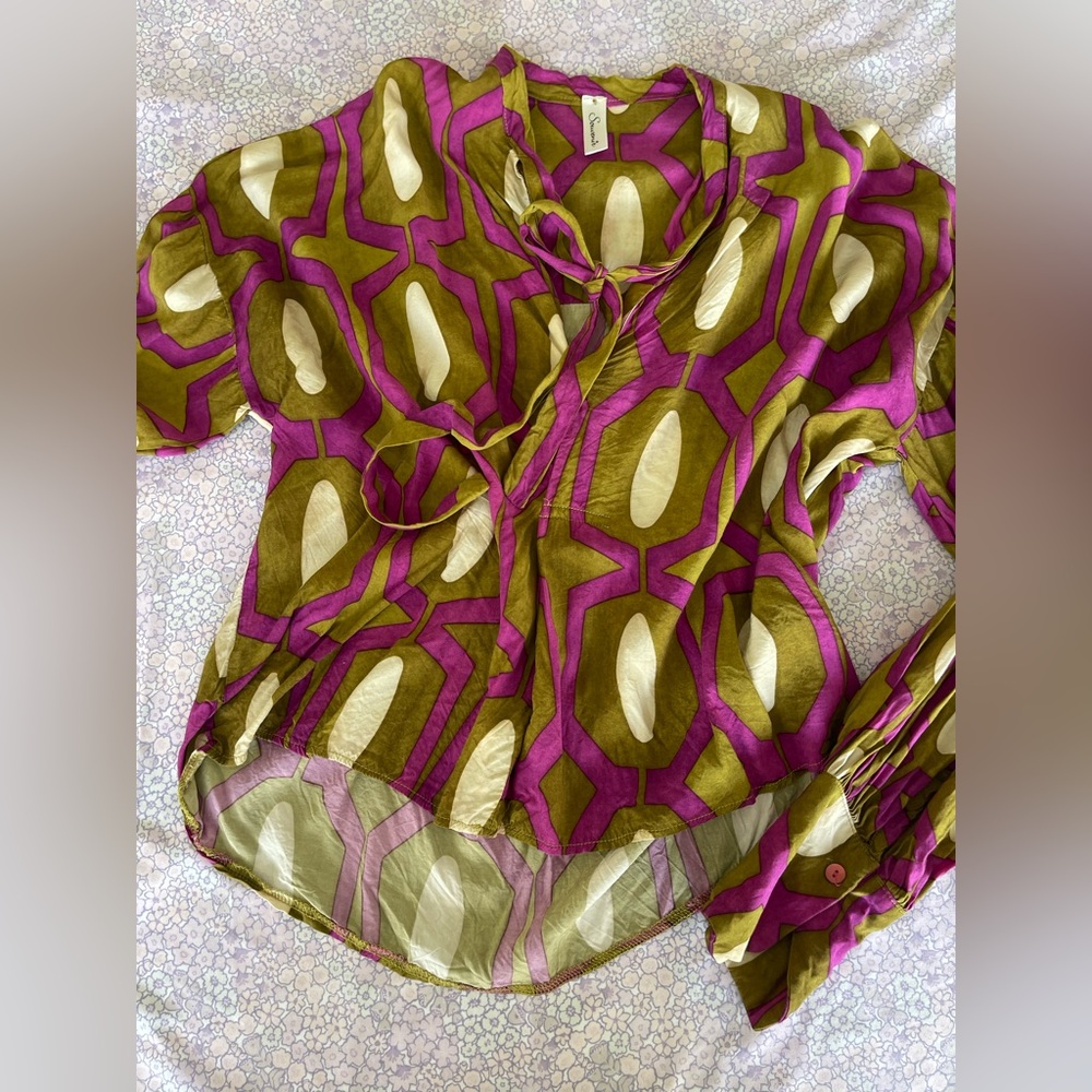 Elegant Women's Blouse with Geometric Pattern